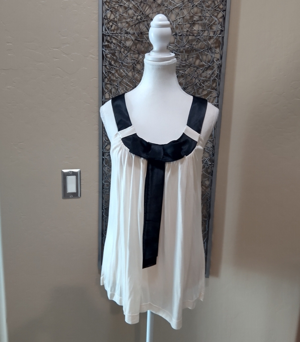 Zinc Black and Cream Knit Top with Contrast Collar and Bow Detail